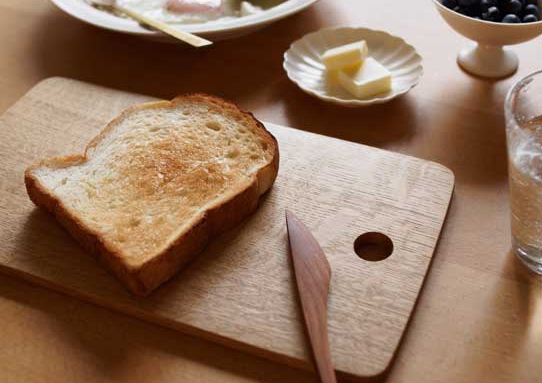 スタジオユタカ、木のカッティングボード、バターナイフ